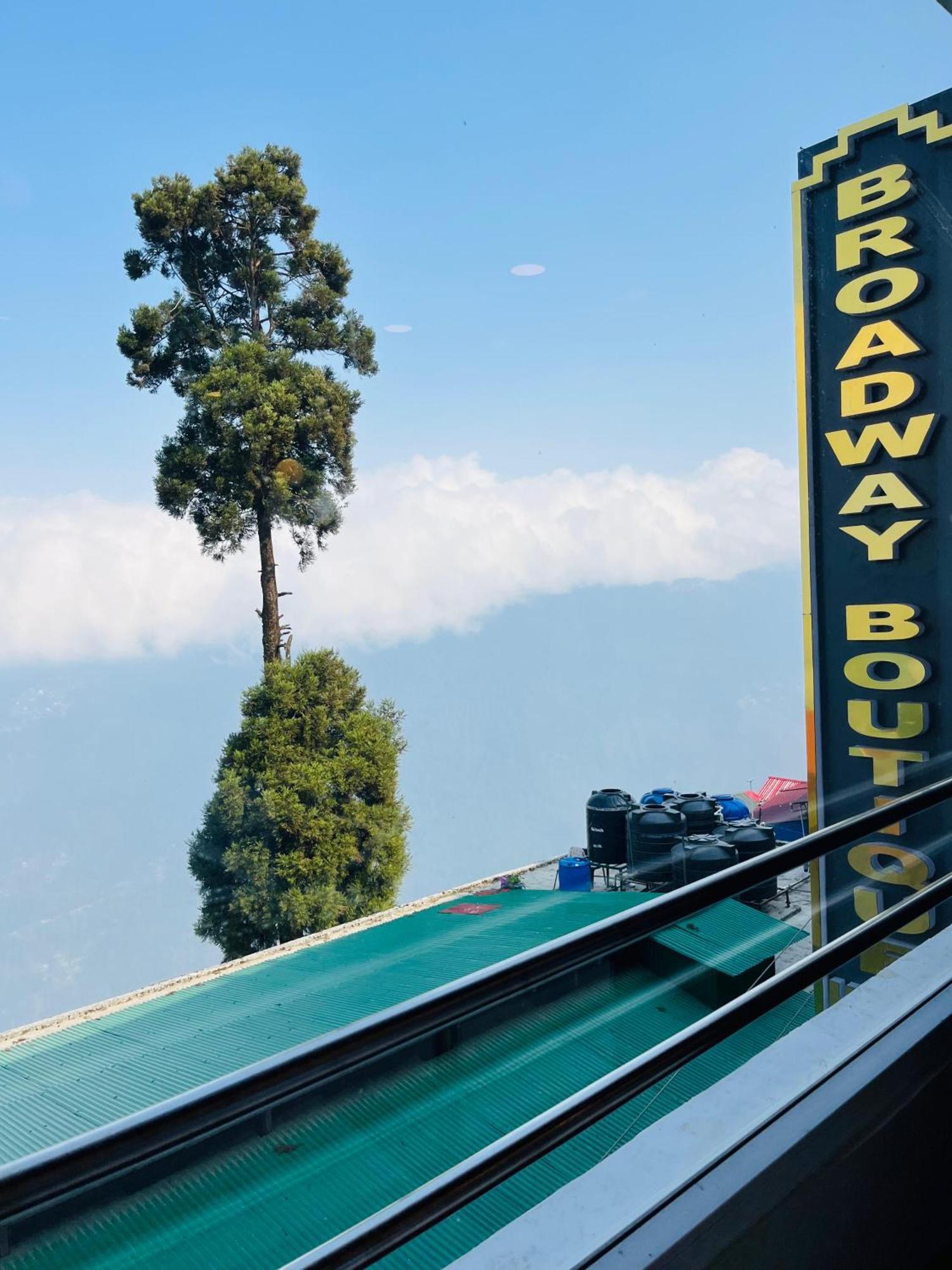 Luxury Stay At Hotel Broadway Boutique Mall Road Chowrasta Near Mahakal Temple دارجيلنغ المظهر الخارجي الصورة