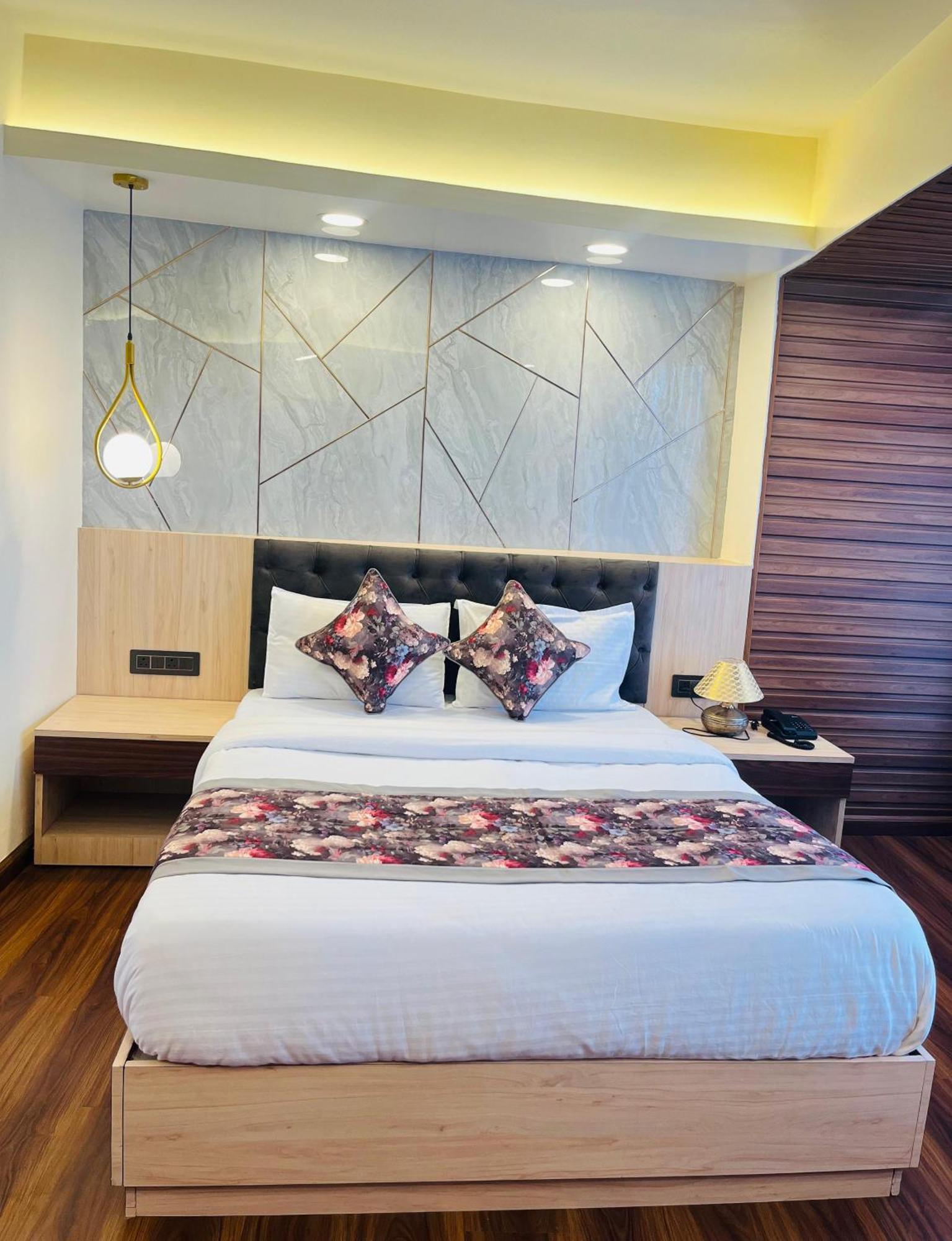 Luxury Stay At Hotel Broadway Boutique Mall Road Chowrasta Near Mahakal Temple دارجيلنغ المظهر الخارجي الصورة