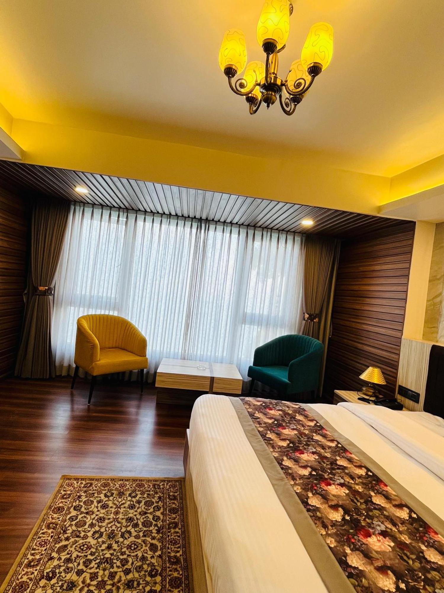 Luxury Stay At Hotel Broadway Boutique Mall Road Chowrasta Near Mahakal Temple دارجيلنغ المظهر الخارجي الصورة