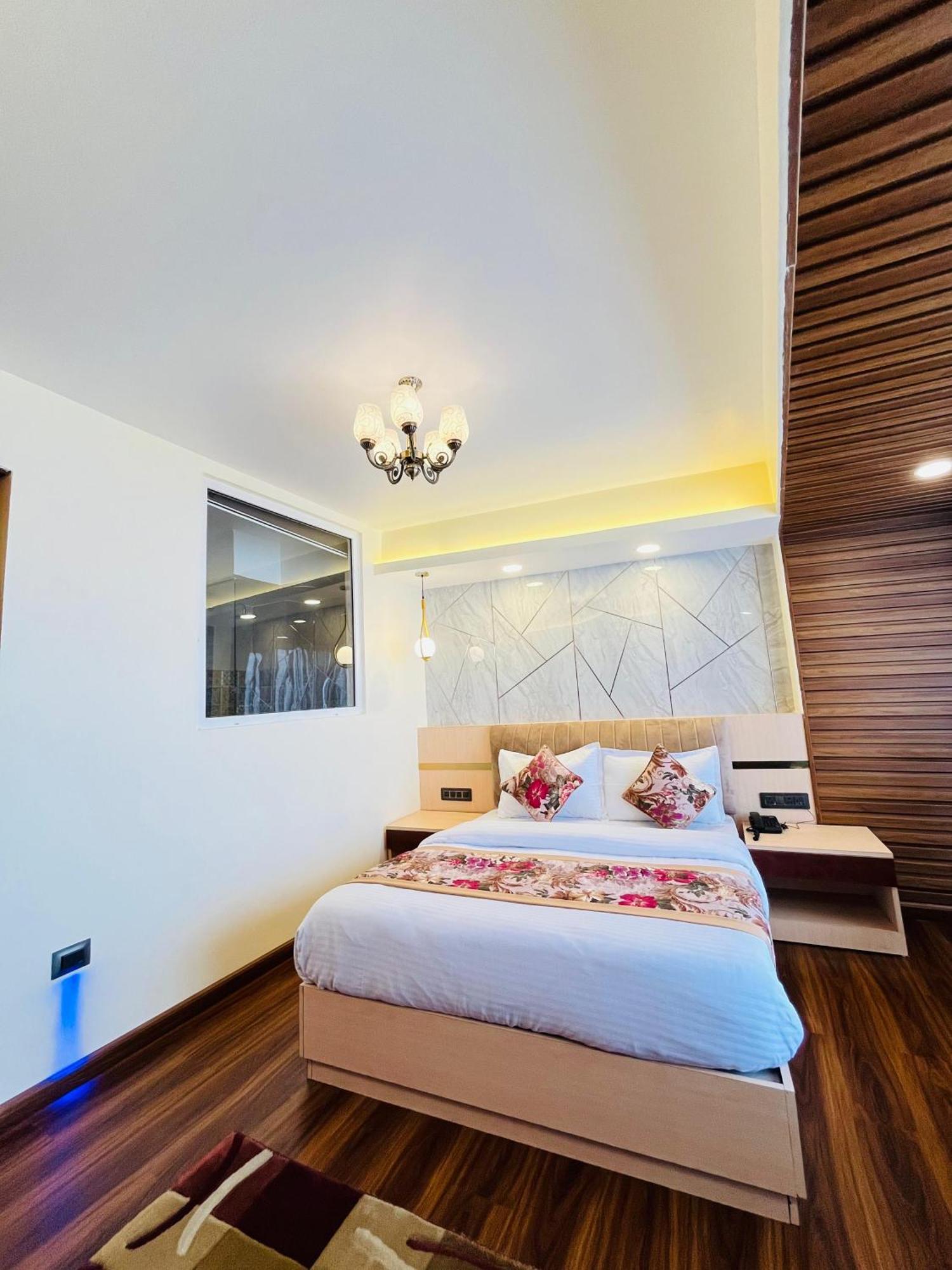 Luxury Stay At Hotel Broadway Boutique Mall Road Chowrasta Near Mahakal Temple دارجيلنغ المظهر الخارجي الصورة