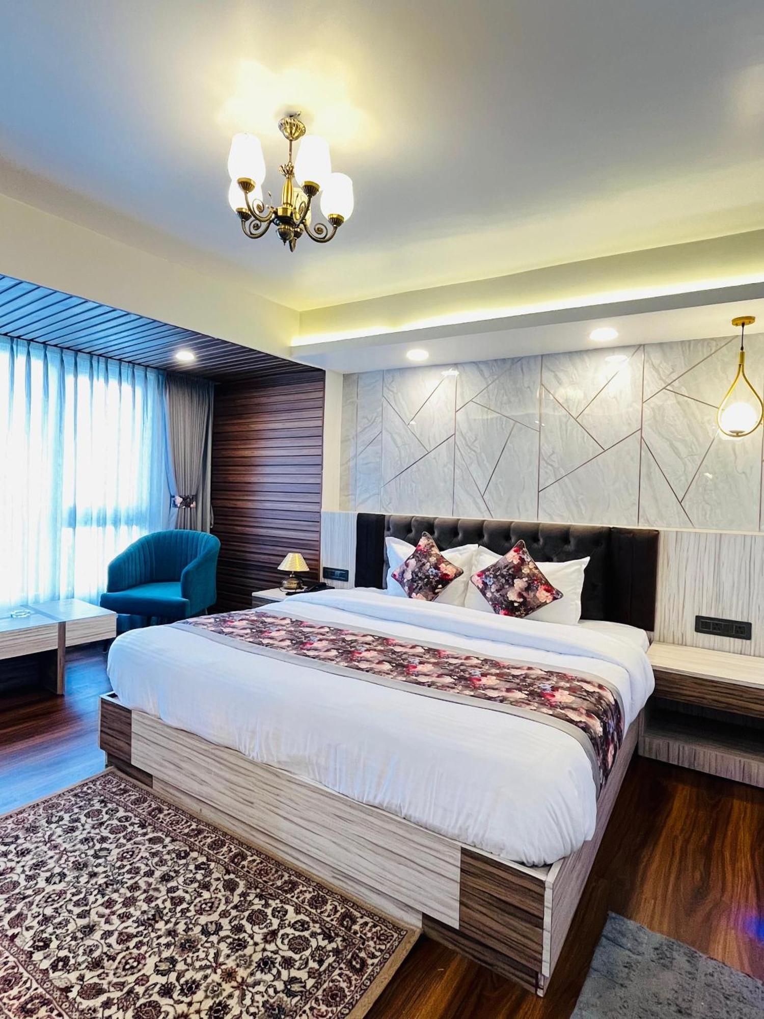 Luxury Stay At Hotel Broadway Boutique Mall Road Chowrasta Near Mahakal Temple دارجيلنغ المظهر الخارجي الصورة