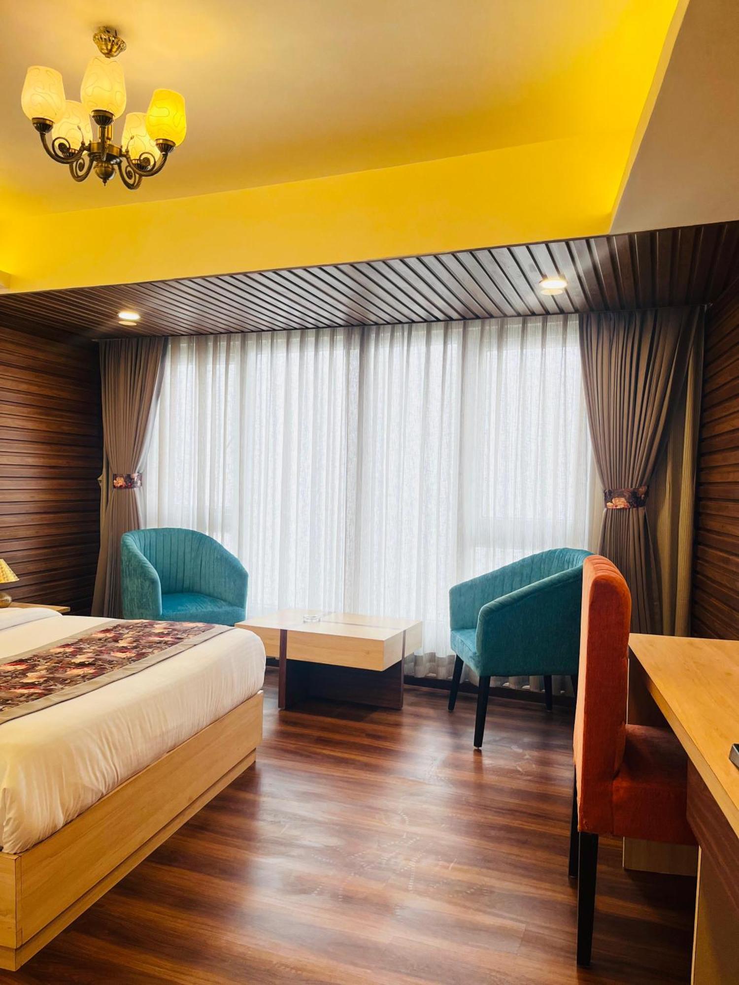 Luxury Stay At Hotel Broadway Boutique Mall Road Chowrasta Near Mahakal Temple دارجيلنغ المظهر الخارجي الصورة