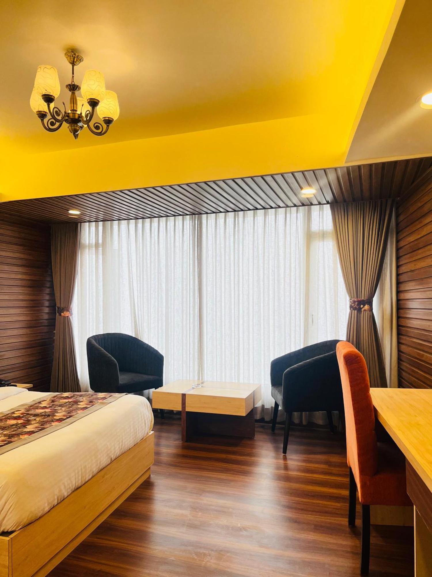Luxury Stay At Hotel Broadway Boutique Mall Road Chowrasta Near Mahakal Temple دارجيلنغ المظهر الخارجي الصورة